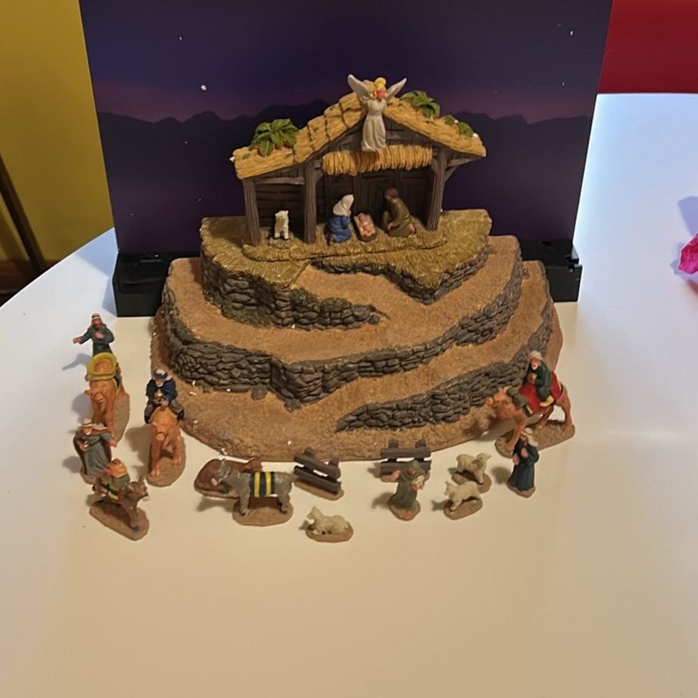 Lemax Nativity Scene with Multicolor Figurines - Picture 5 of 6